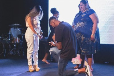 Jogador do Flamengo, Hugo Souza pede namorada em casamento em igreja no Rio