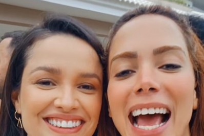 Anitta promove 'festa da firma' e se diverte ao lado de Juliette