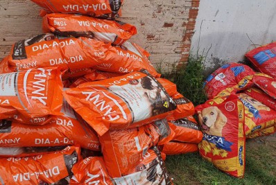 PMs prendem foragido e recuperam carga de ração roubada em Barros Filho