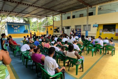 Shopping distribui mais de mil livros para crianças carentes