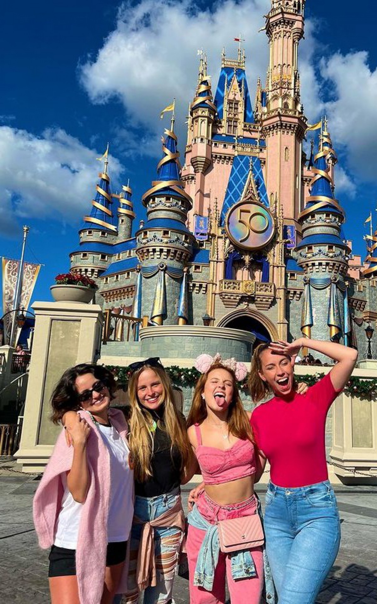 Lasrissa Manoela se diverte na Disney