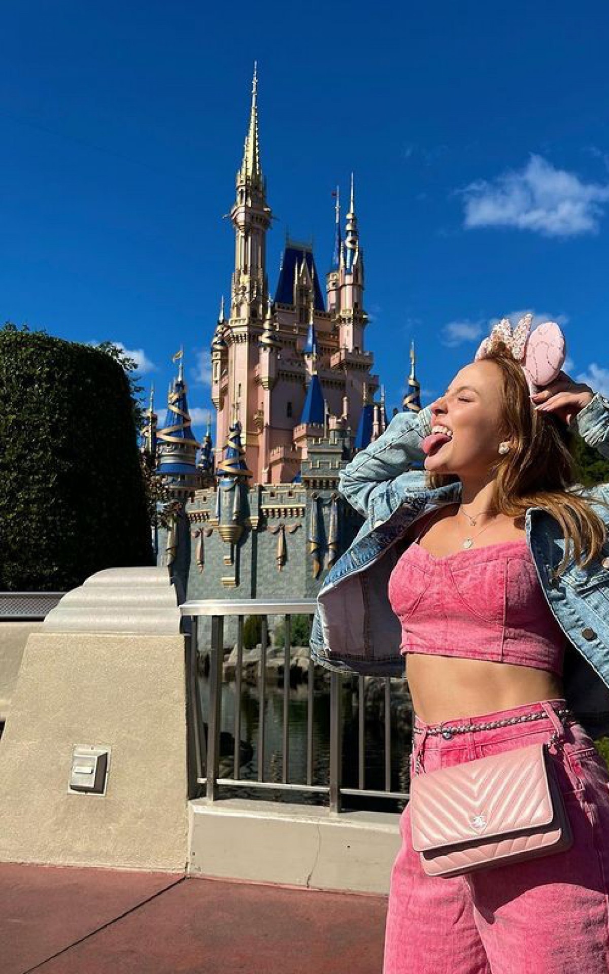 Lasrissa Manoela se diverte na Disney