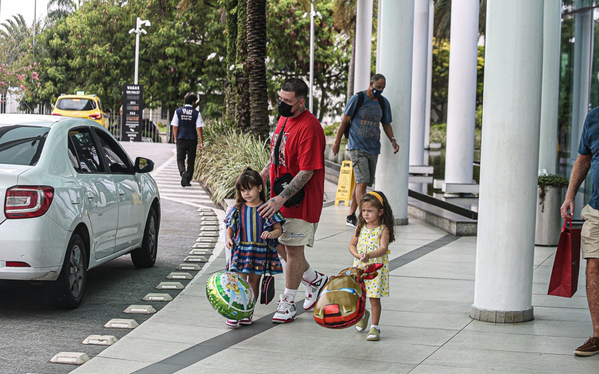 Ferrugem e as filhas passeiam em shopping da Zona Oeste