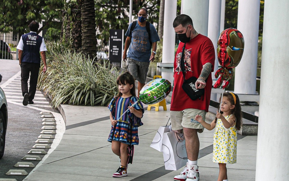 Ferrugem e as filhas passeiam em shopping da Zona Oeste