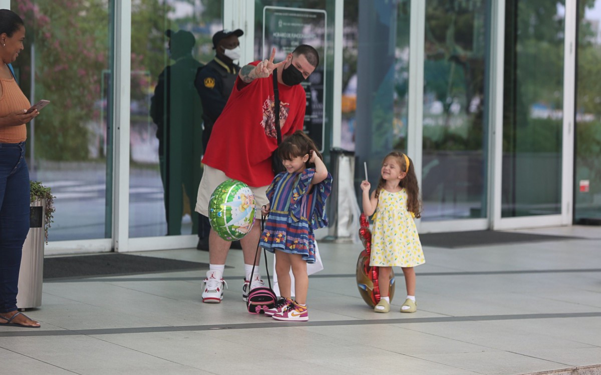Ferrugem e as filhas passeiam em shopping da Zona Oeste