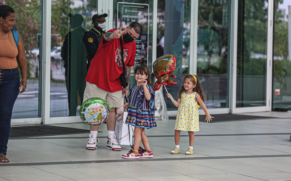 Ferrugem e as filhas passeiam em shopping da Zona Oeste - Agnews