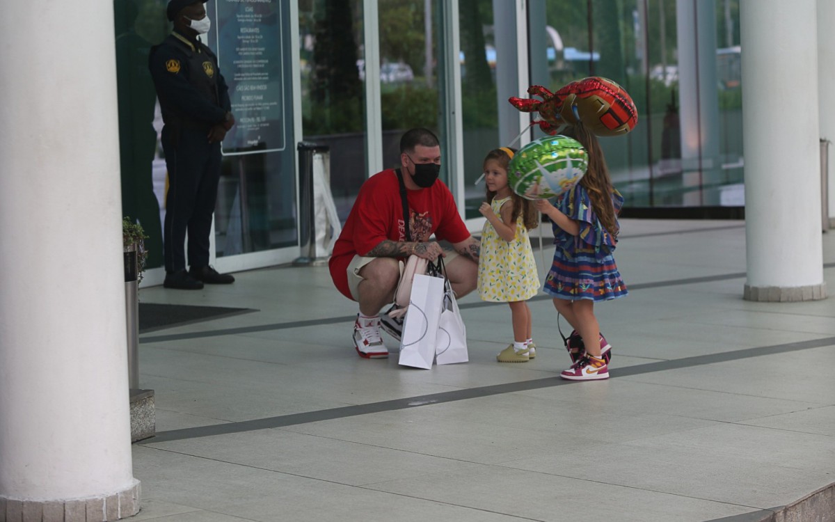Ferrugem e as filhas passeiam em shopping da Zona Oeste