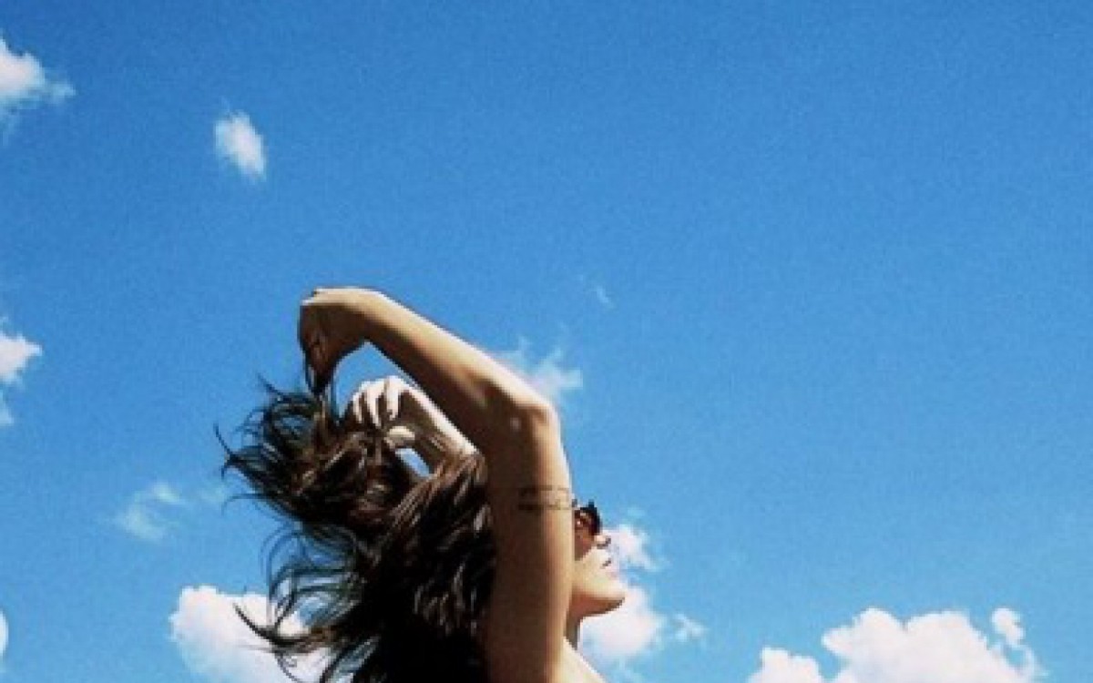 Rafa Kalimann esbanja boa forma em cliques de biqu&iacute;ni