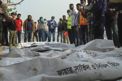 Incêndio em balsa deixa ao menos 37 mortos em Bangladesh