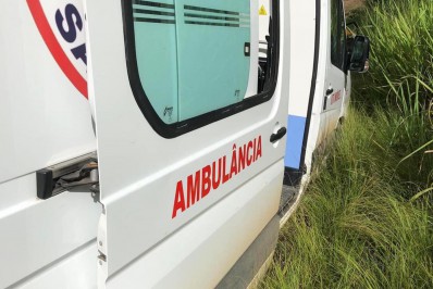 Ambulância se envolve em acidente em Saquarema