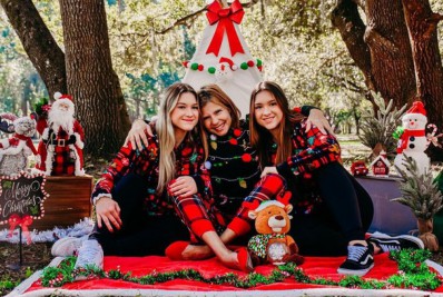 Ao lado da mãe, filhas de Gugu fazem ensaio de Natal