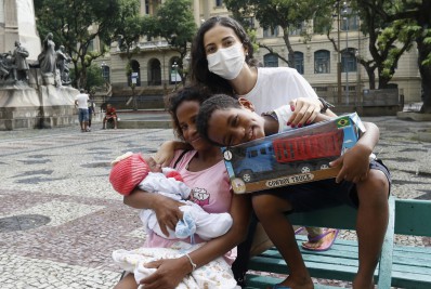 ONG realiza ação de Natal para moradores em situação de rua na Cinelândia