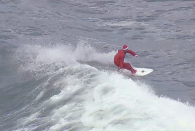 Tirou onda! Papai Noel surfista é flagrado em praia da Zona Oeste