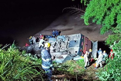Acidente com ônibus deixa ao menos cinco mortos em Goiás