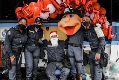 Guarda Municipal de Itaboraí distribui presentes de Natal para crianças