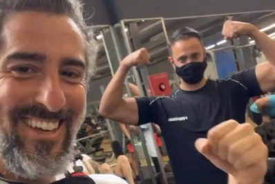 Marcos Mion vai à academia um dia após andar 110 km em peregrinação
