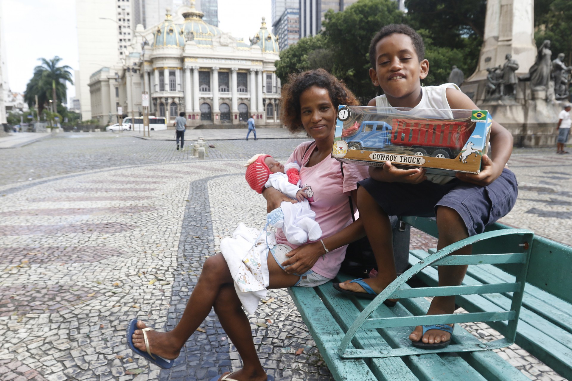 Na foto, Diana Jesus de Souza, 31 anos, m&atilde;e do Vitor Jesus, de 8 anos e de Yuri Jesus, com menos de 1 m&ecirc;s - Reginaldo Pimenta / Agencia O Dia