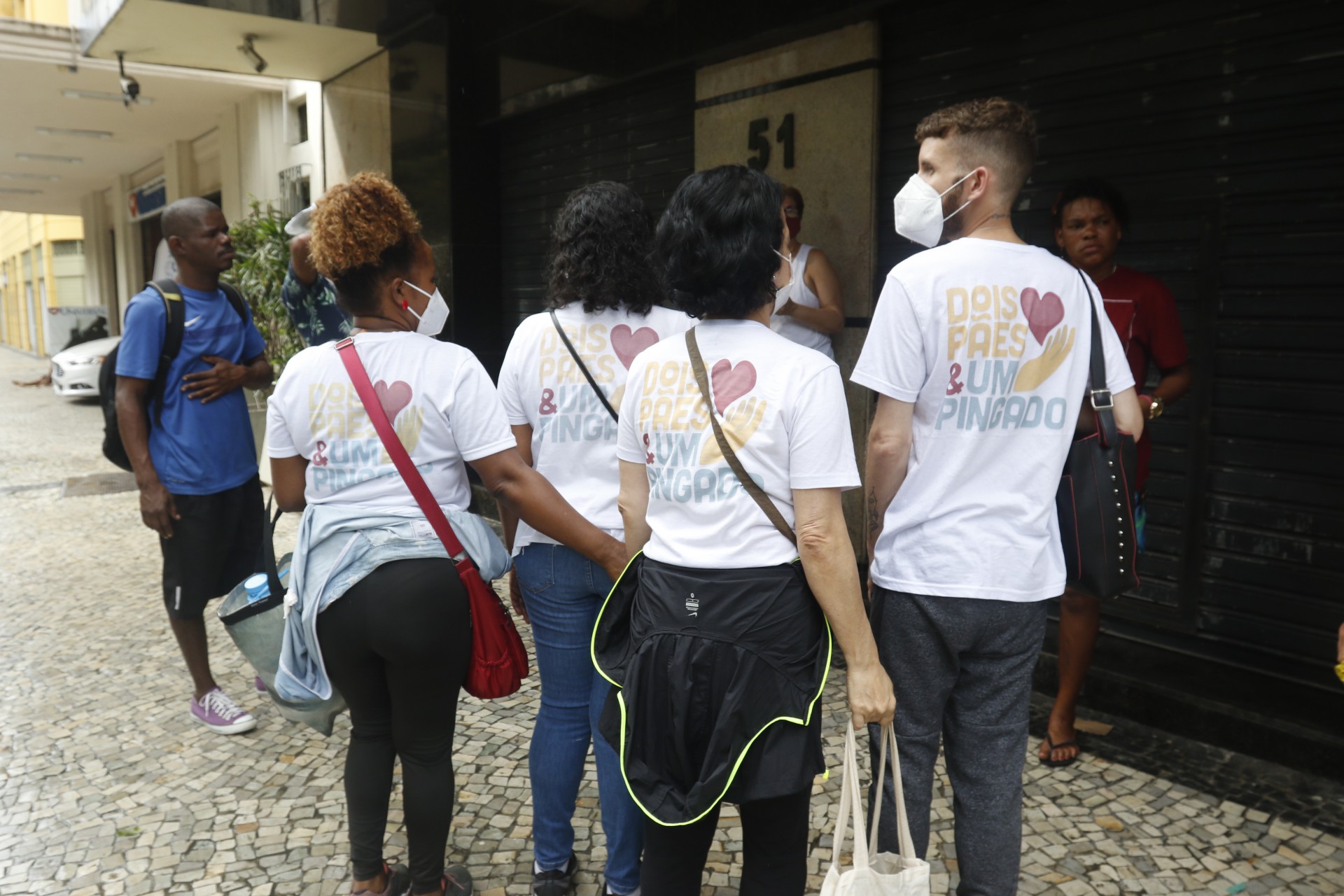 A&ccedil;&atilde;o social da ONG Dois Paes e um Pingado, na Cinel&acirc;ndia, centro do Rio - Reginaldo Pimenta / Agencia O Dia