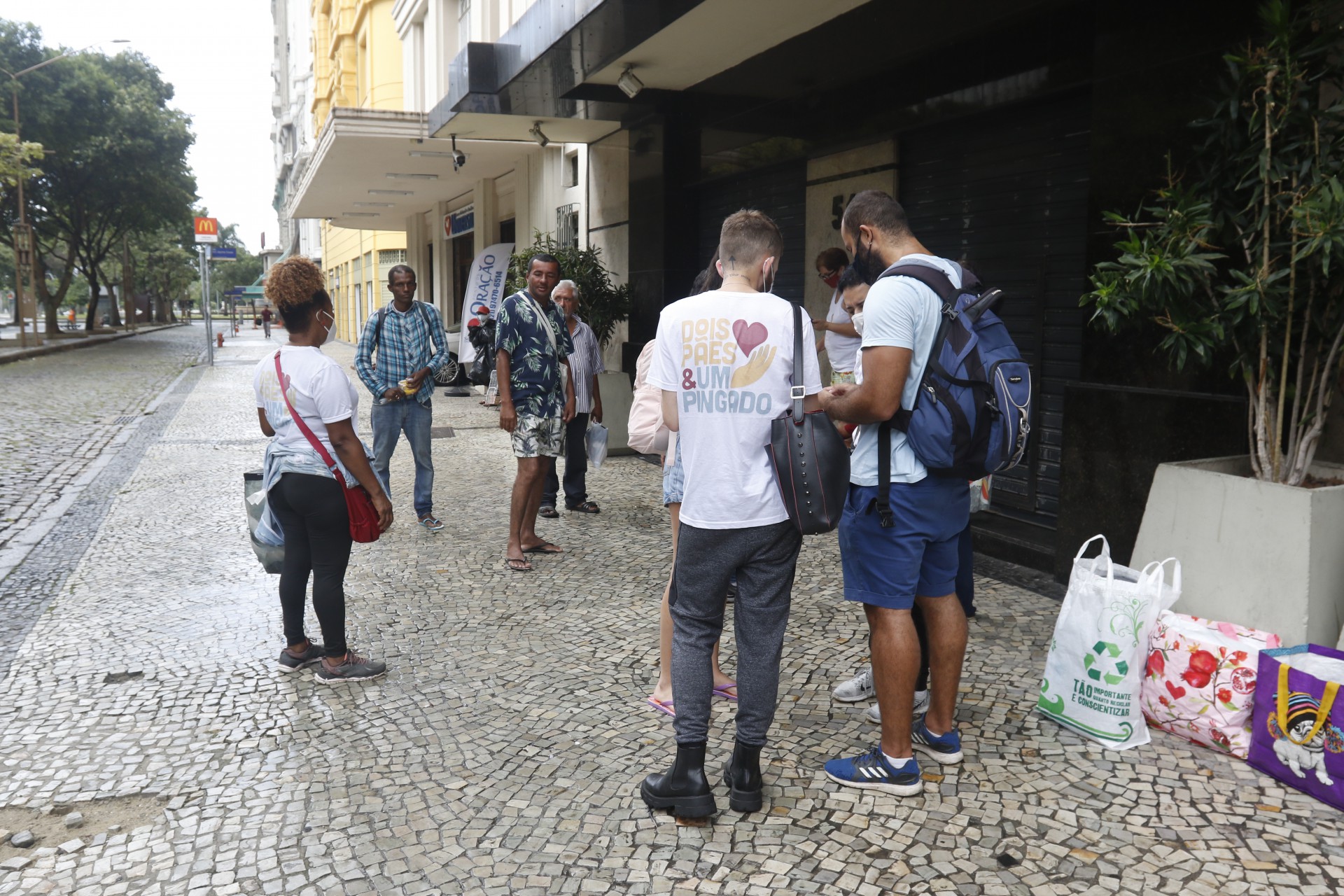 Geral - Açao social da ong Dois Paes e um Pingado, na Cinelandia, centro do Rio. - Reginaldo Pimenta / Agencia O Dia