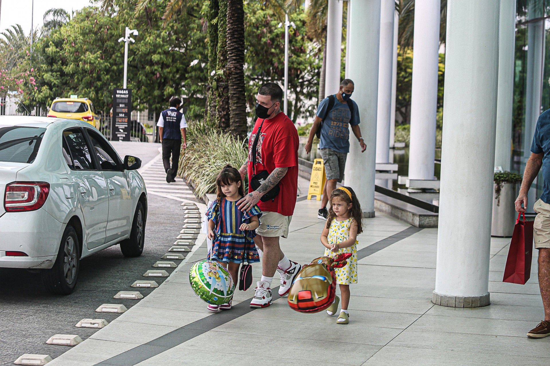 Ferrugem e as filhas passeiam em shopping da Zona Oeste - Agnews
