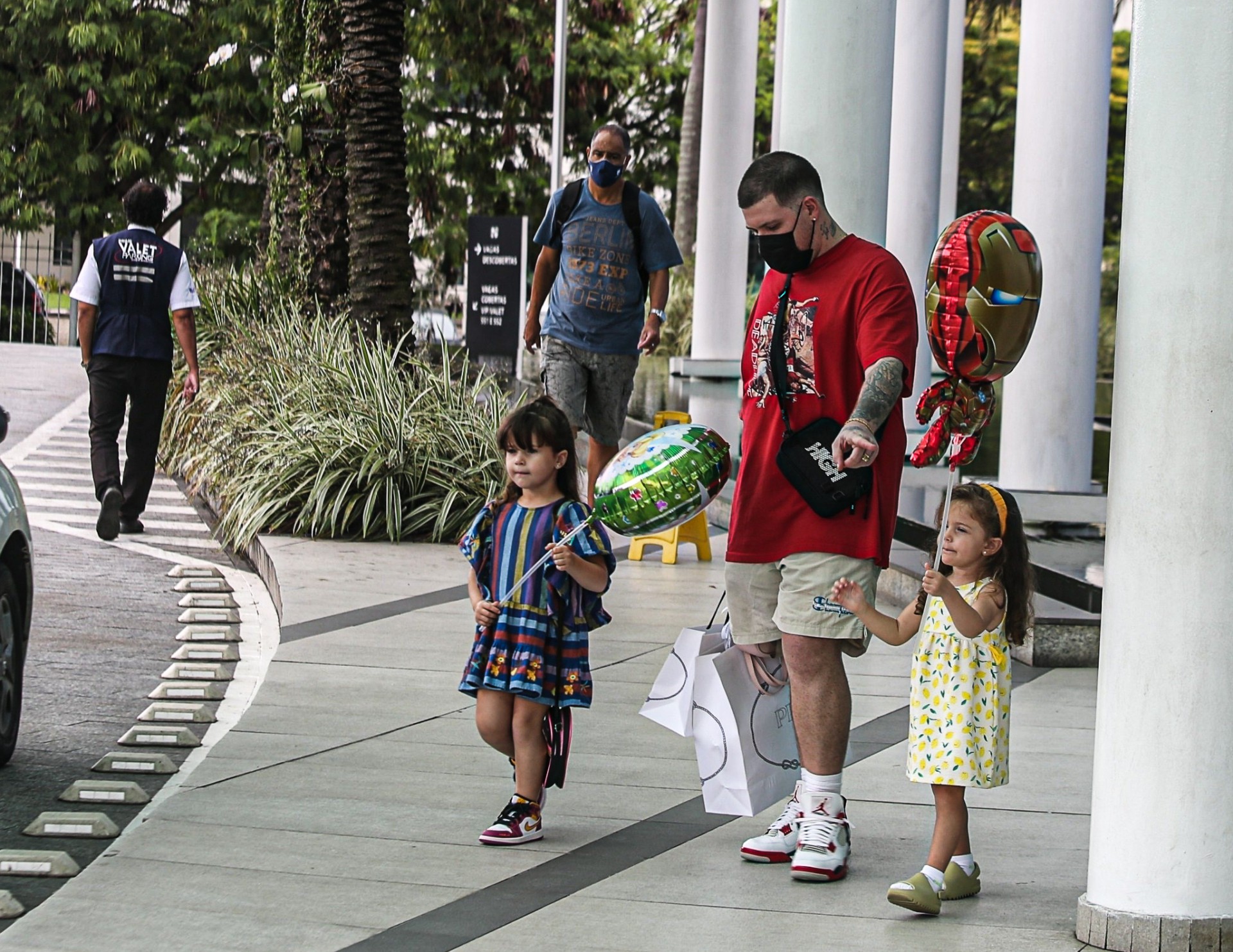 Ferrugem e as filhas passeiam em shopping da Zona Oeste - Agnews