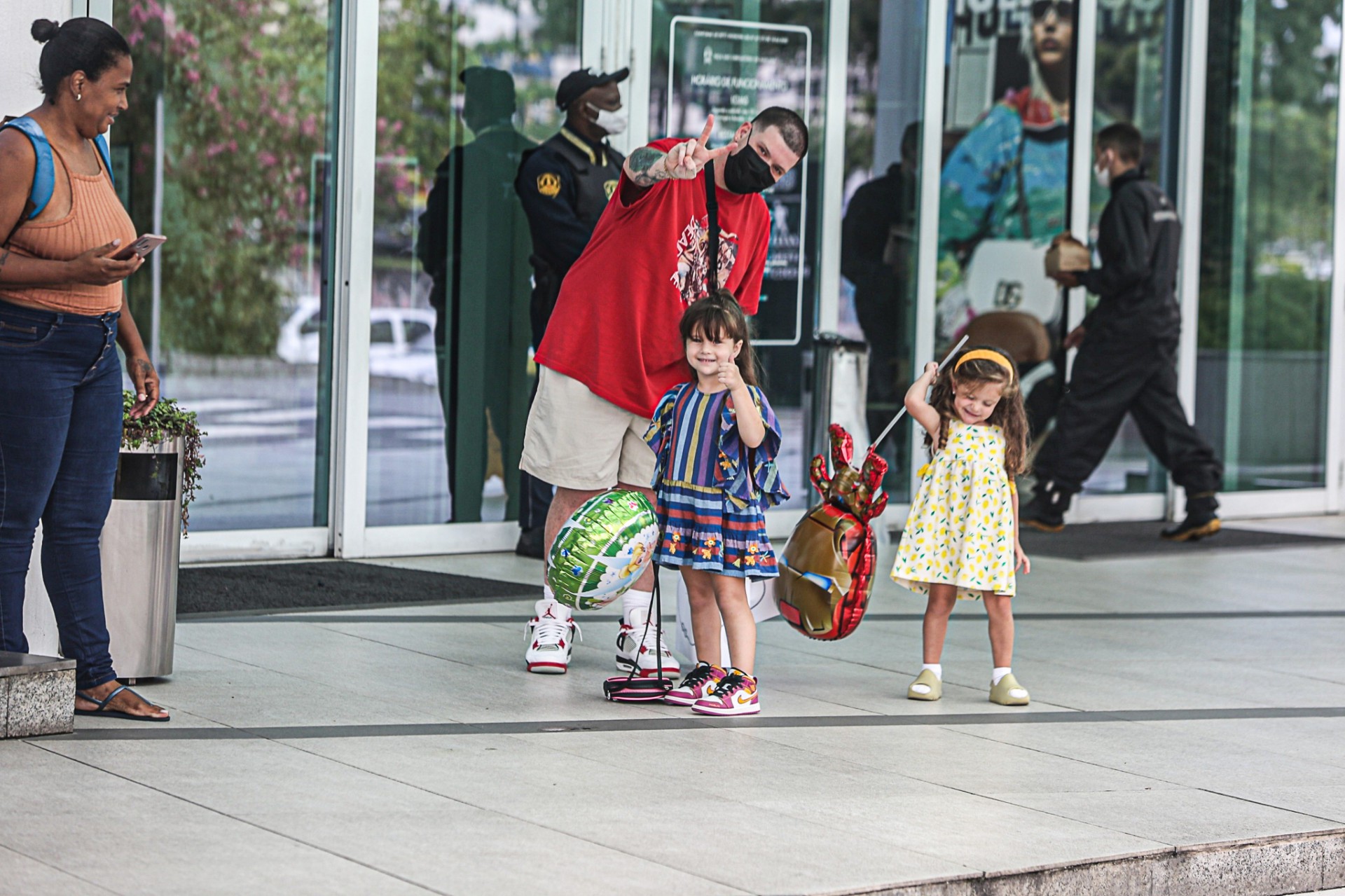 Ferrugem e as filhas passeiam em shopping da Zona Oeste - Agnews