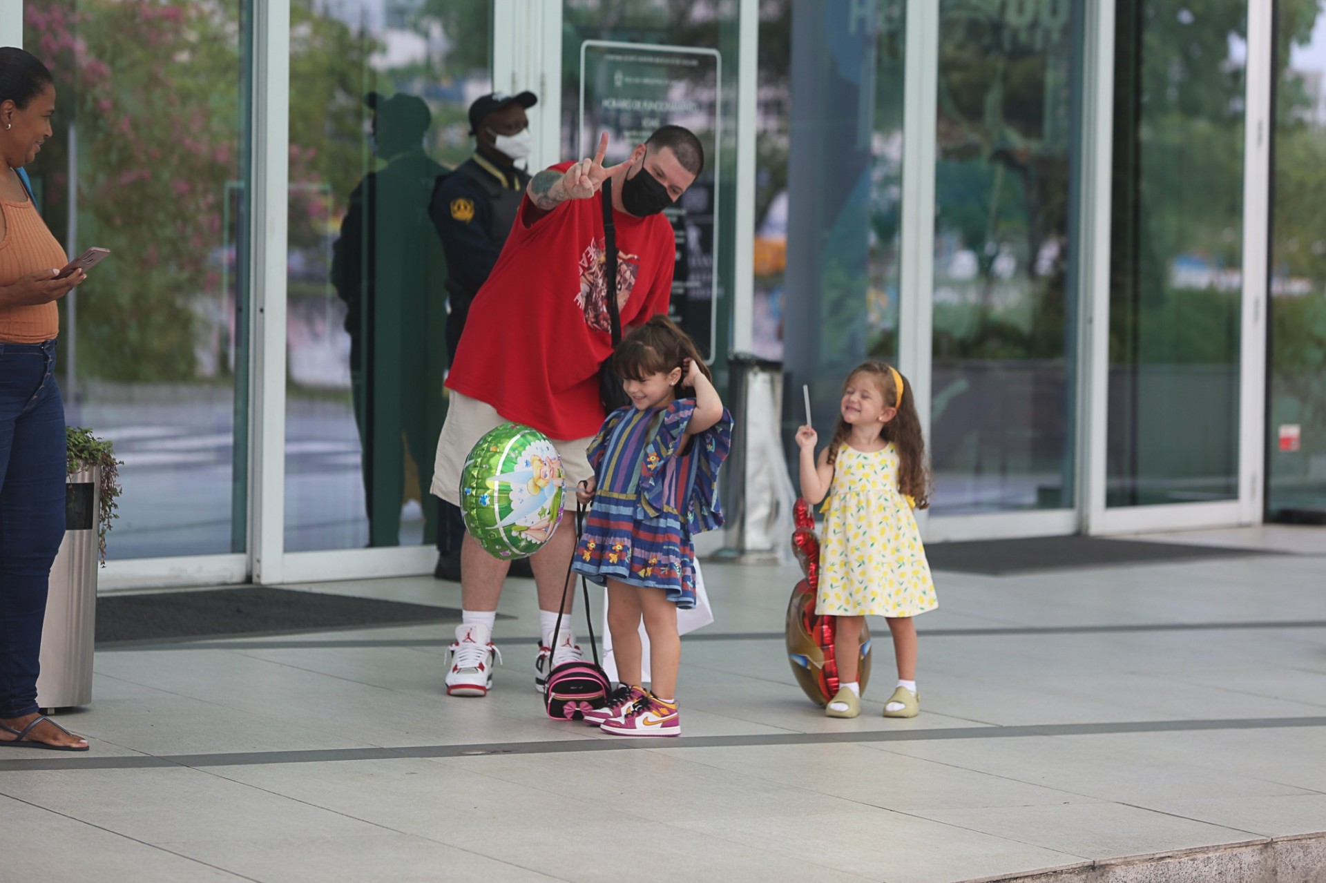 Ferrugem e as filhas passeiam em shopping da Zona Oeste - Agnews