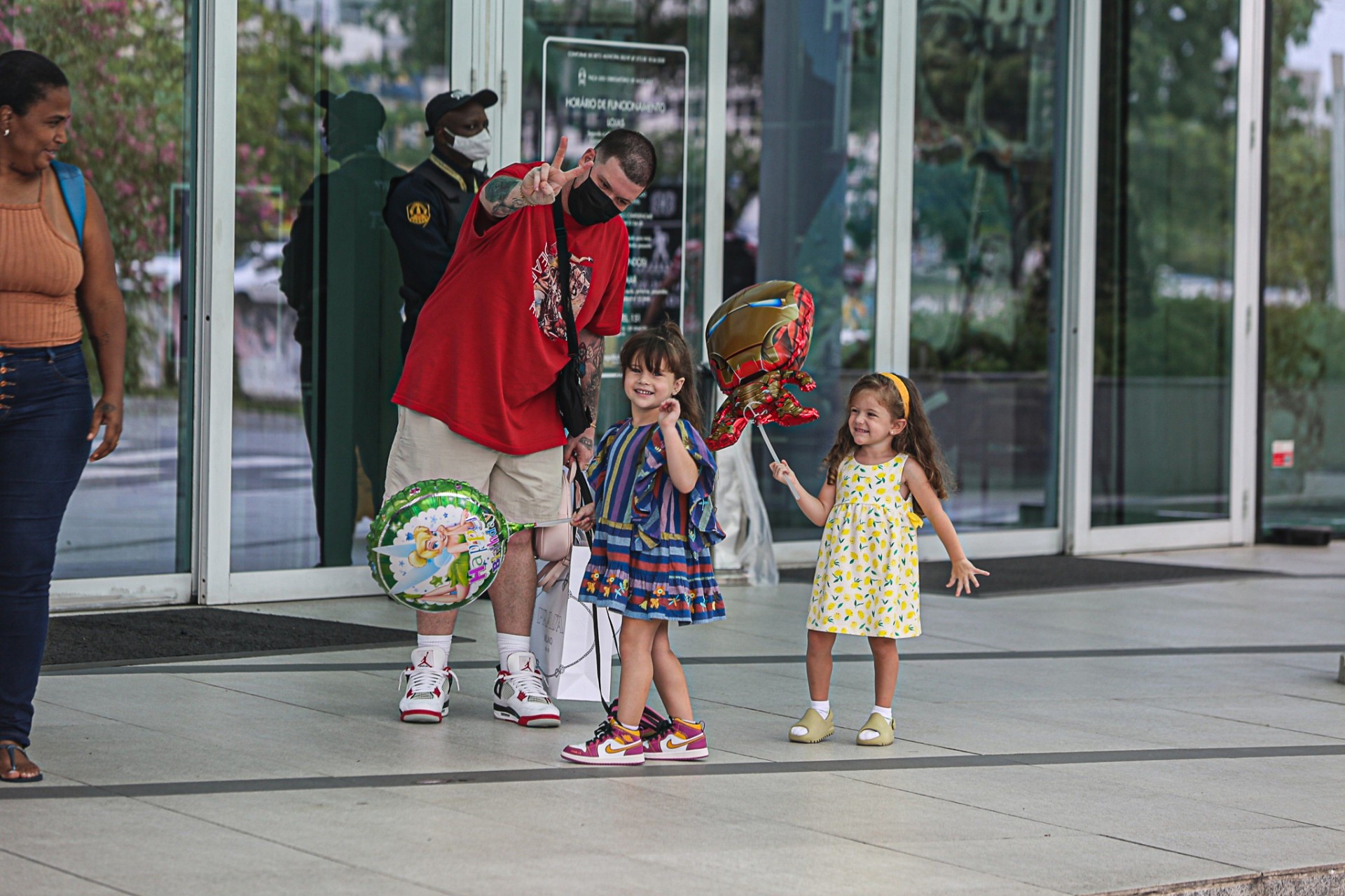 Ferrugem e as filhas passeiam em shopping da Zona Oeste - Agnews