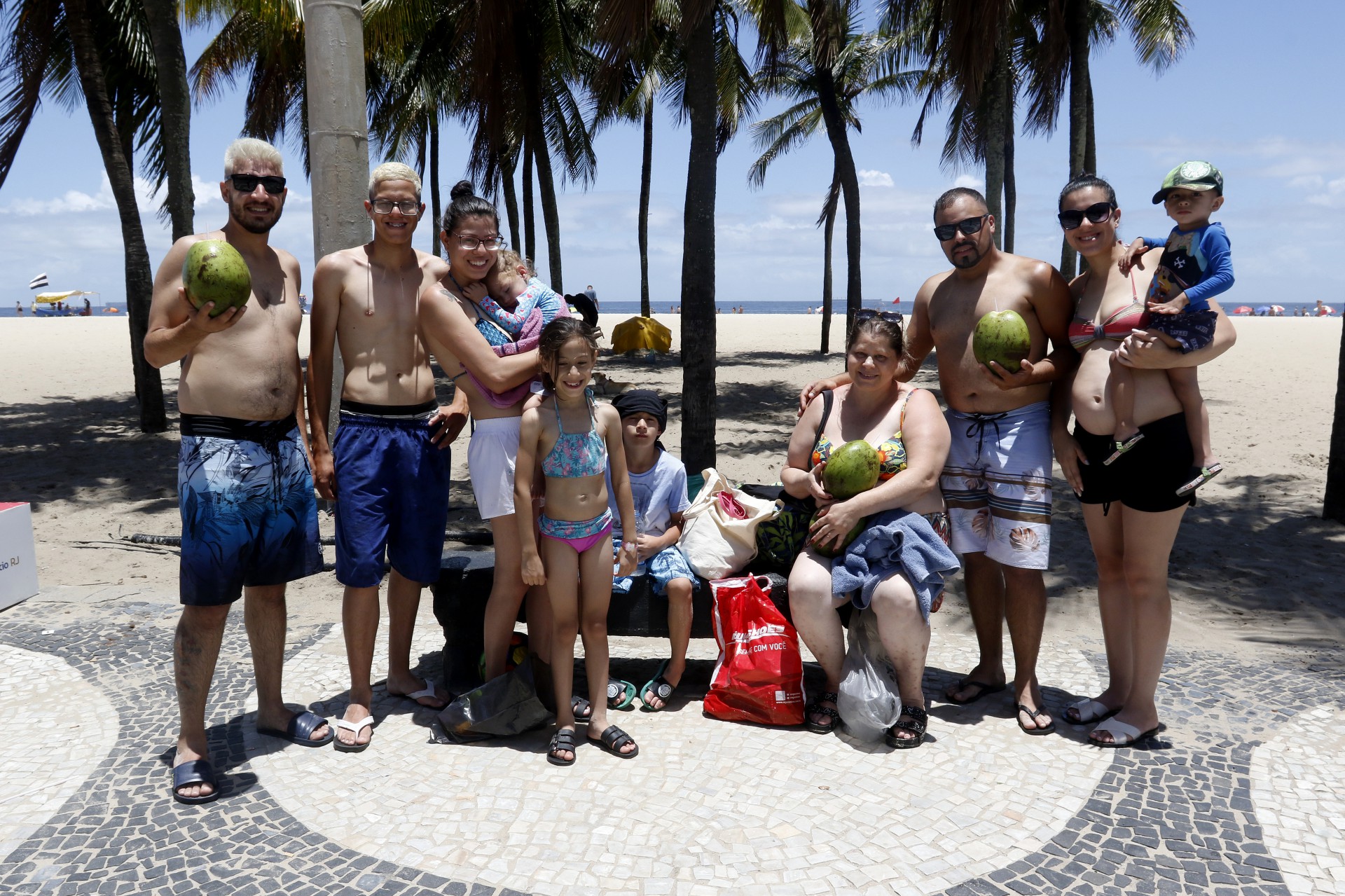 Na foto, Erasmo Ailton de Souza, 28 anos, com a fam&iacute;lia. O grupo veio de S&atilde;o Paulo para passar o Natal no Rio - Reginaldo Pimenta / Agencia O Dia