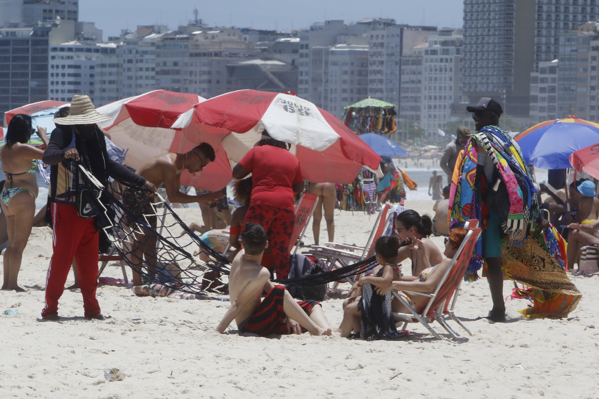 Geral - Movimenta&ccedil;&atilde;o na Praia de Copacabana, zona sul do Rio, na manh&atilde; de hoje - Reginaldo Pimenta / Agencia O Dia
