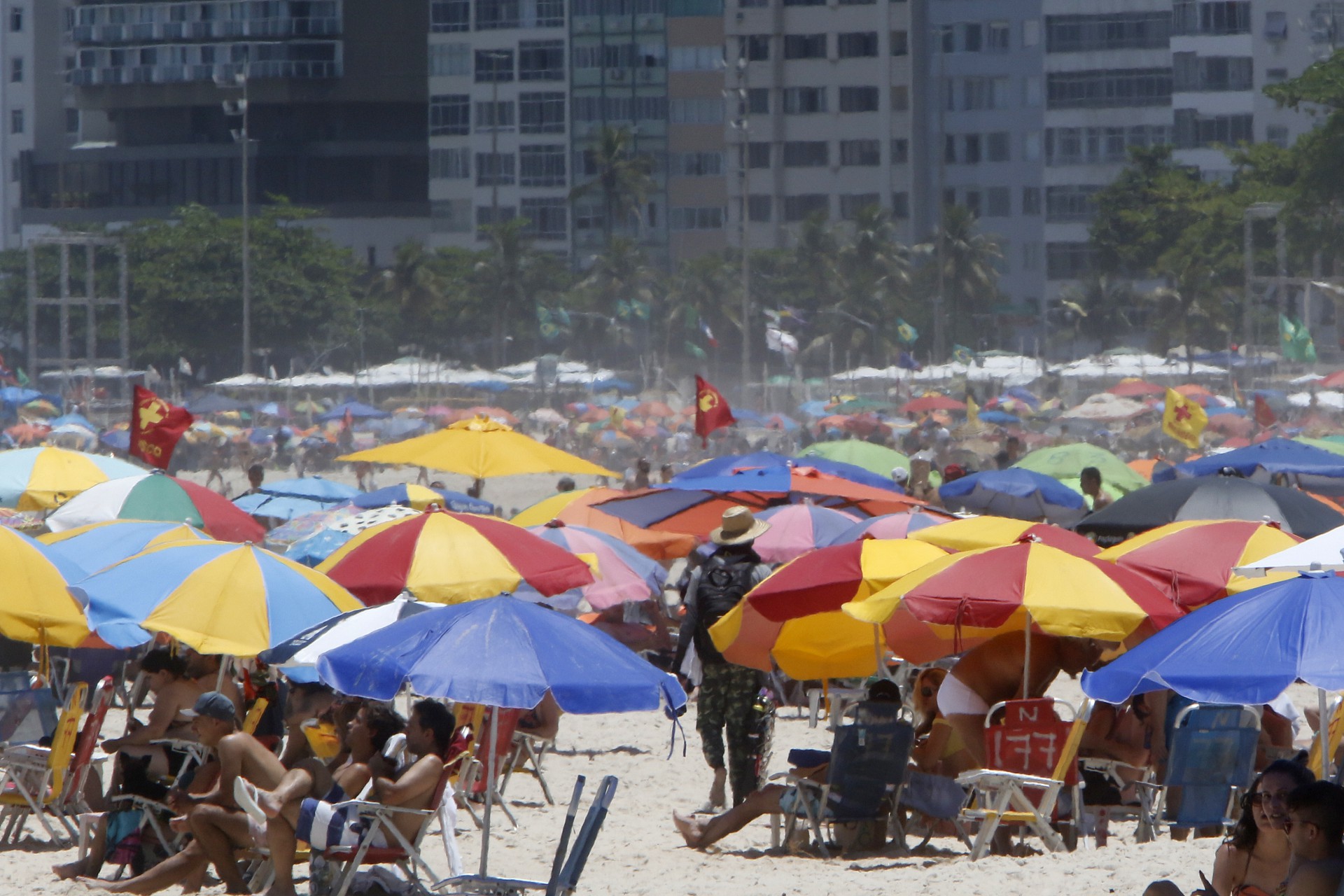 Geral - Movimenta&ccedil;&atilde;o na Praia de Copacabana, zona sul do Rio, na manh&atilde; de hoje - Reginaldo Pimenta / Agencia O Dia