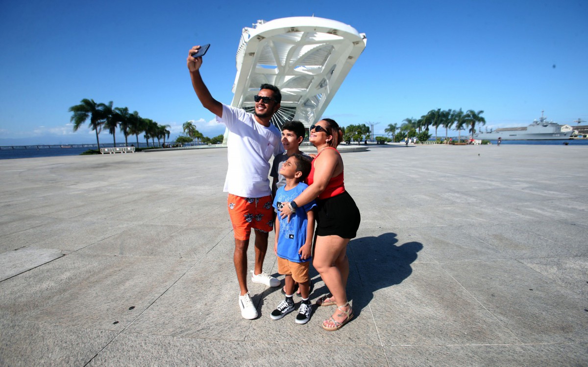 Fam&iacute;lias celebram o Natal na Pra&ccedil;a Mau&aacute;. Na foto, Lucas Marinho, Ana Carolina, Luis Gustavo e Antonio Vitor. Foto: Cleber Mendes / Ag&ecirc;ncia O Dia - Cleber Mendes/Ag&ecirc;ncia O Dia