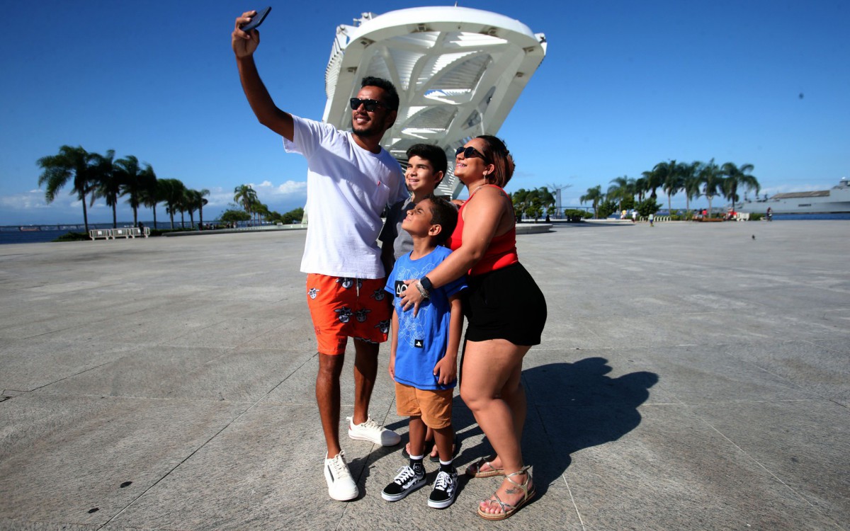 Fam&iacute;lias celebram o Natal na Pra&ccedil;a Mau&aacute;. Na foto, Lucas Marinho, Ana Carolina, Luis Gustavo e Antonio Vitor. Foto: Cleber Mendes / Ag&ecirc;ncia O Dia - Cleber Mendes/Ag&ecirc;ncia O Dia