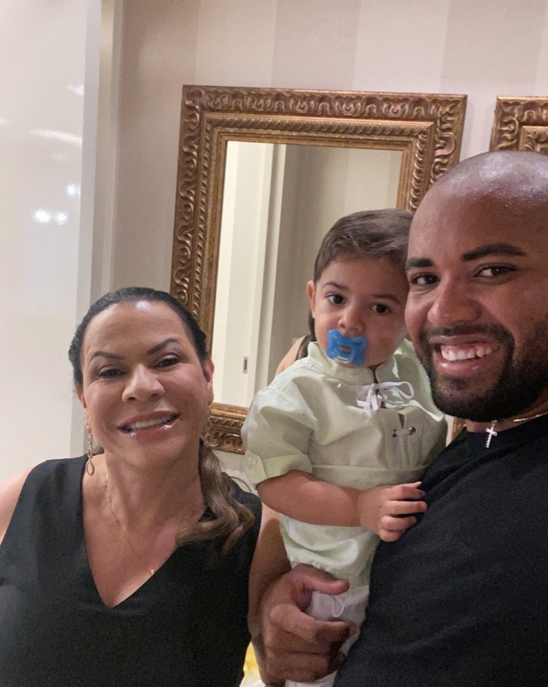 Mãe de Marília Mendonça, Ruth Moreira posa com o filho da cantora, Leo, e o esposo - Reprodução/Instagram