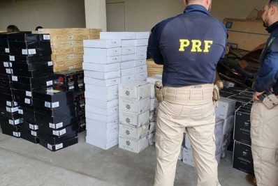 PRF apreende 2 mil garrafas de vinho sem nota fiscal, em Barra Mansa