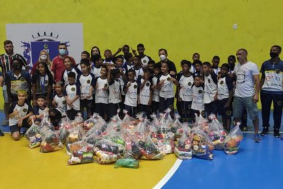 Instituto Casa Tricolor doa cestas básicas para alunos do Projeto Transformando Vidas Pelo Esporte