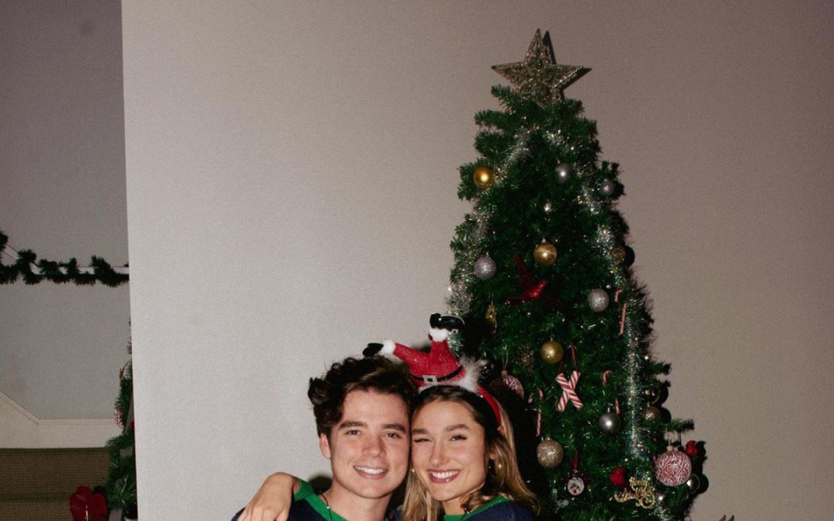 Sasha posa com o marido, João Figueiredo, durante celebração de Natal