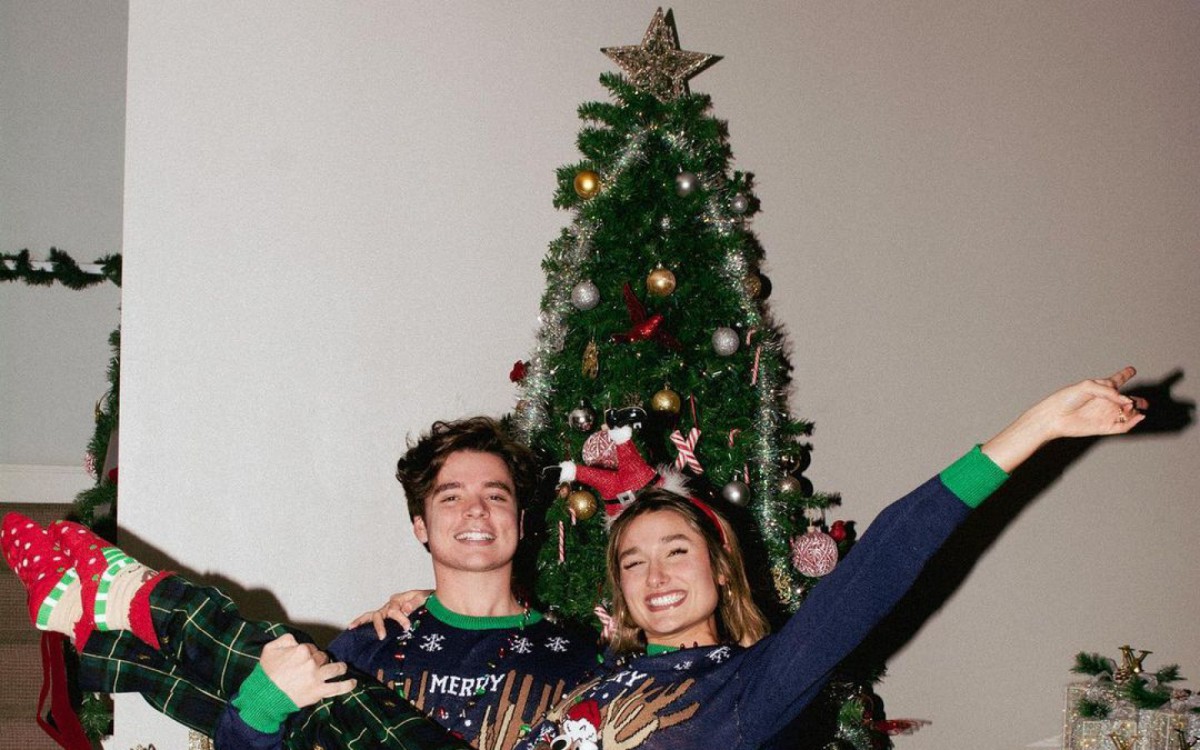 Sasha posa com o marido, João Figueiredo, durante celebração de Natal