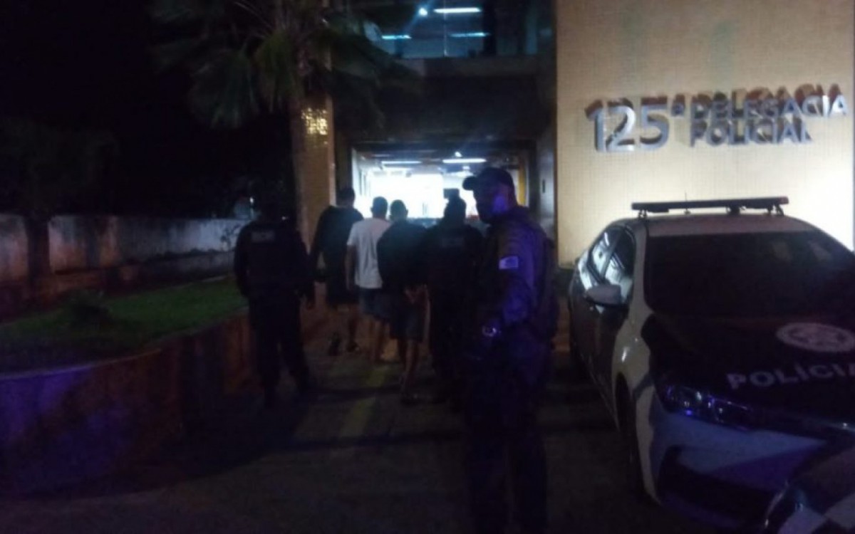 Os detidos e os ve&iacute;culos apreendidos foram conduzidos para a 125&ordf; DP