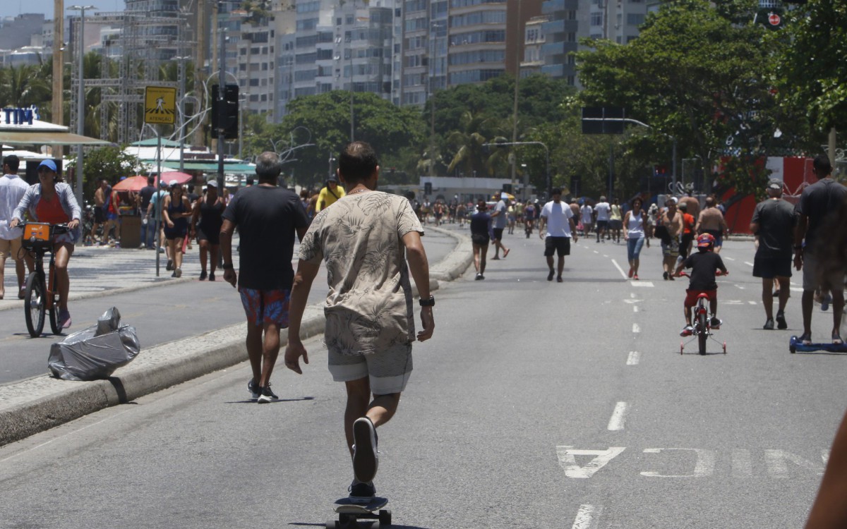 Geral - Movimentaçao na Praia de Copacabana, zona sul do Rio, na manha de hoje.