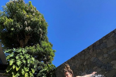 Carolina Dieckmann se diverte em salto na piscina