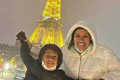 Fotos! Regina Casé posa sorridente ao levar neto para conhecer a Torre Eiffel