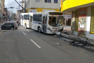 Colisão entre carro e ônibus é registrada em Volta Redonda