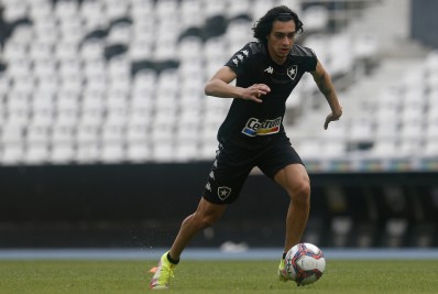 John Textor se envolve pessoalmente e Botafogo negocia renovação de Matheus Nascimento