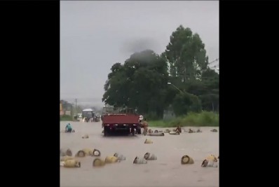Vídeo: botijões são arrastados por enchente após chuva em Itabuna