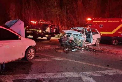 Criança é arremessada para fora do carro após batida