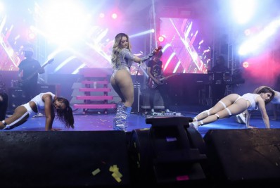 Lexa rebola até o chão em show na Zona Norte do Rio