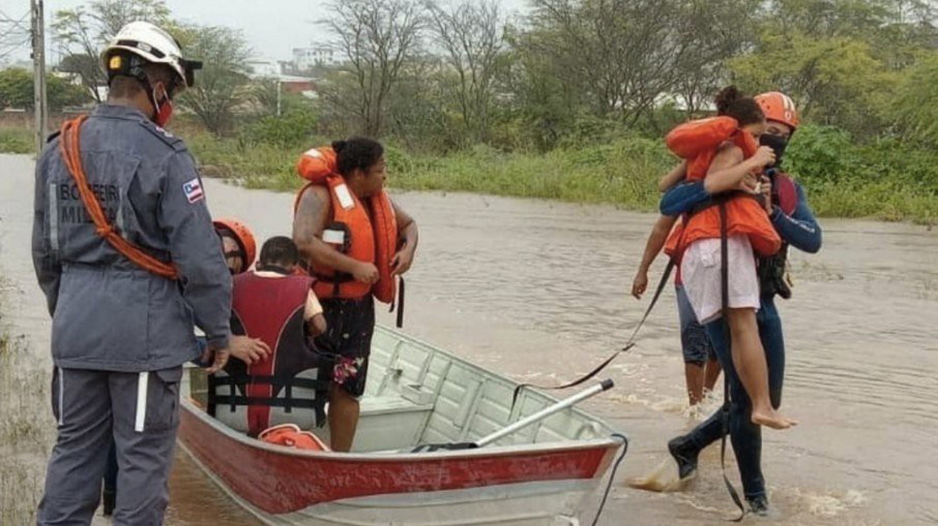 Chuvas j&aacute; deixaram ao menos 20 mortos