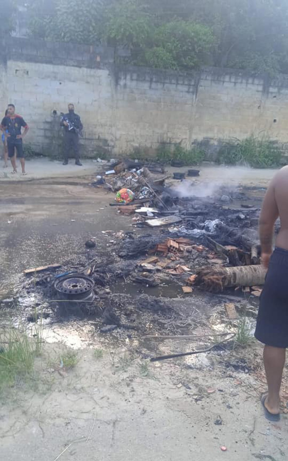 Fogo bloqueou a Estrada Miguel Couto, no centro do bairro Shangril&aacute;, em Belford Roxo