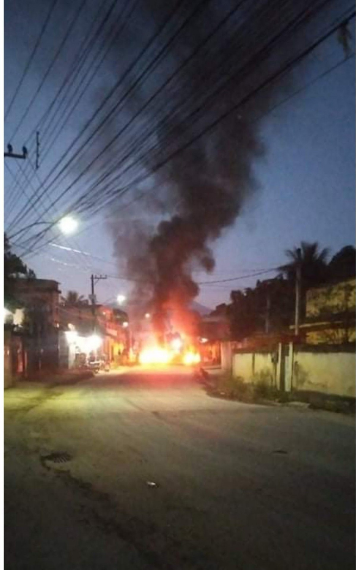 Fogo bloqueou a Estrada Miguel Couto, no centro do bairro Shangril&aacute;, em Belford Roxo